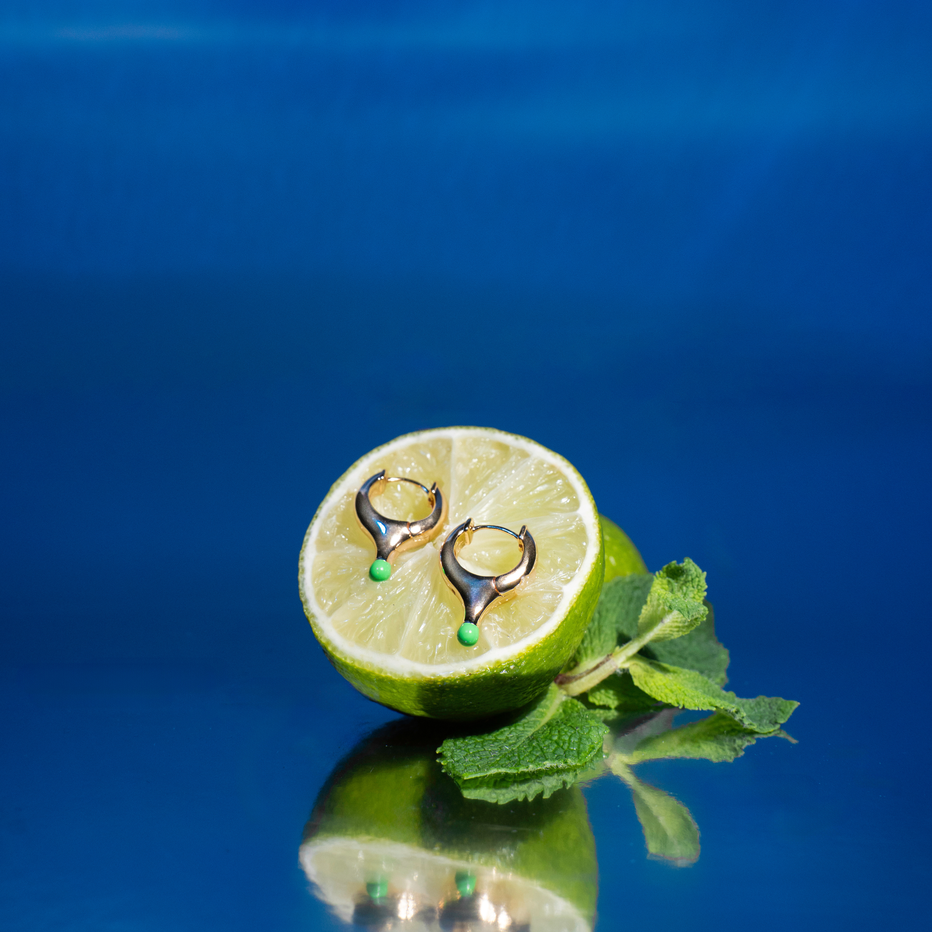 Orecchino sfera smaltata Verde