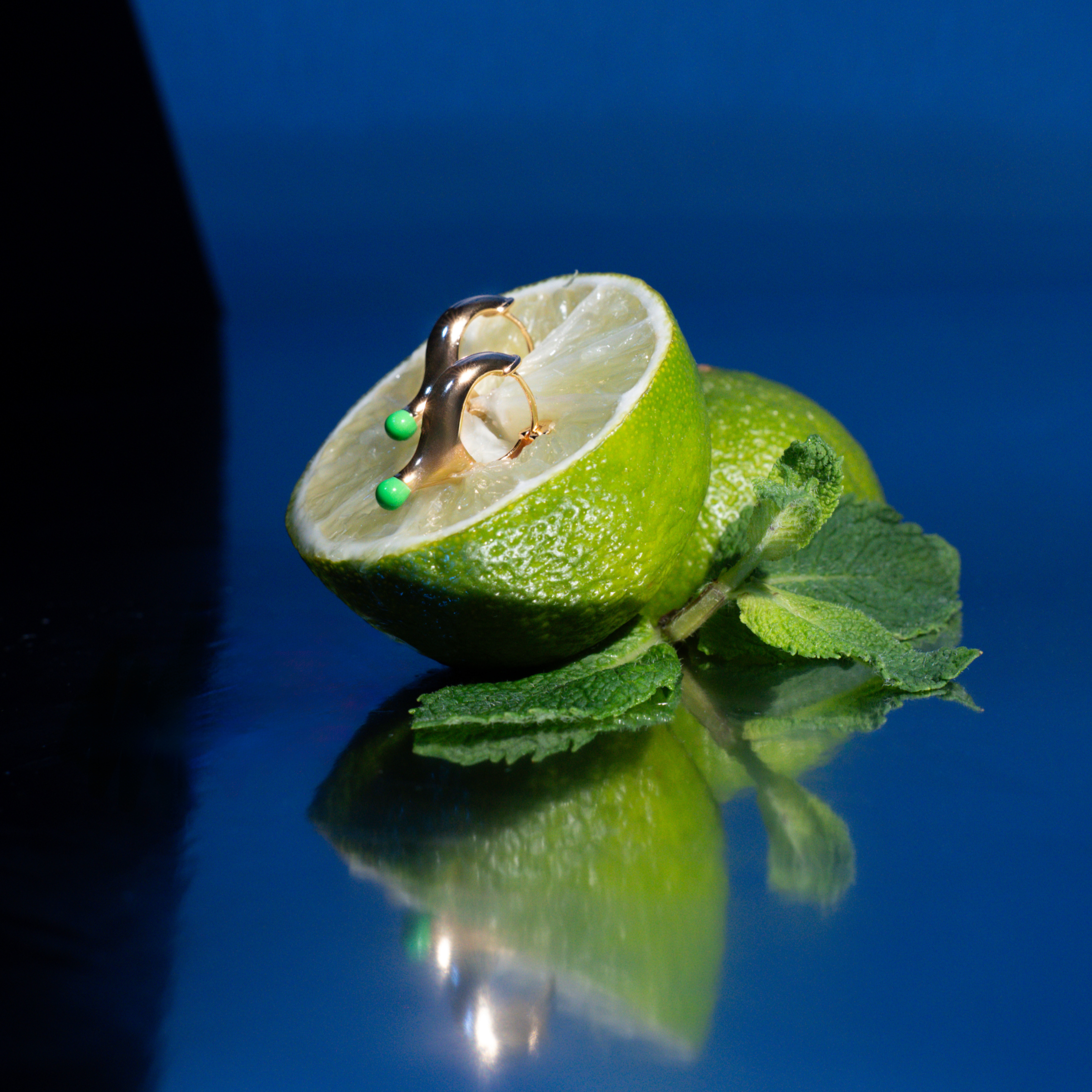 Orecchino sfera smaltata Verde