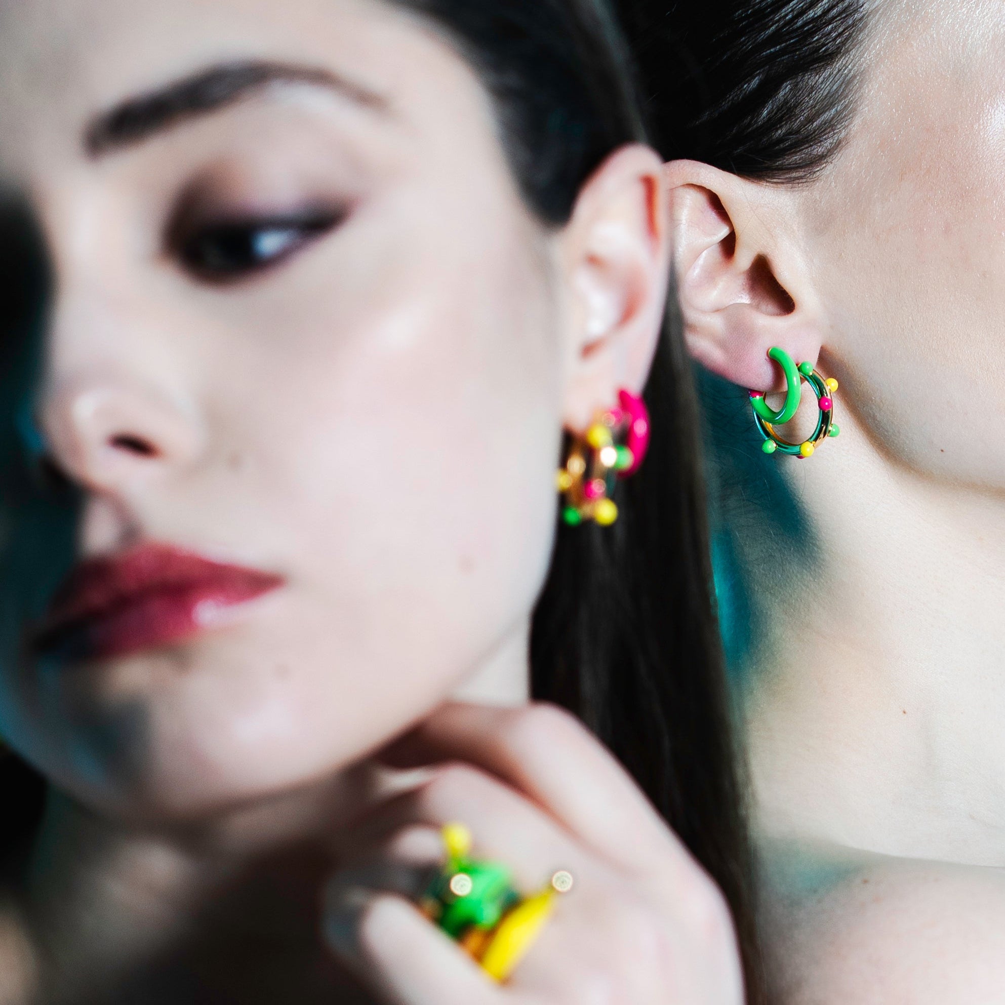 Deux boucles d'oreilles