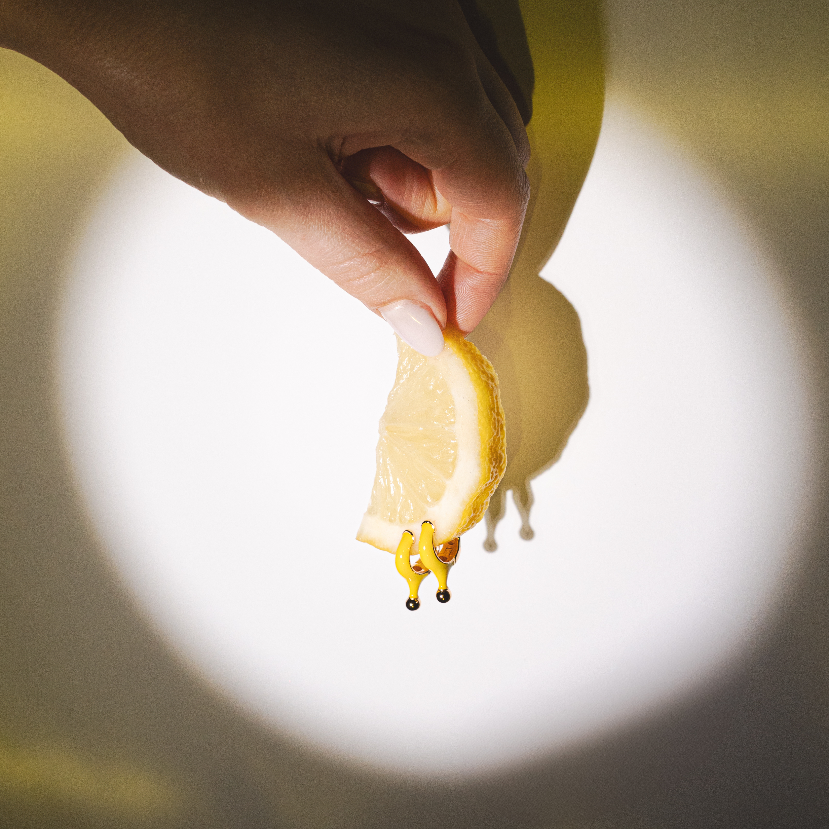 Orecchino gambo smaltato Giallo