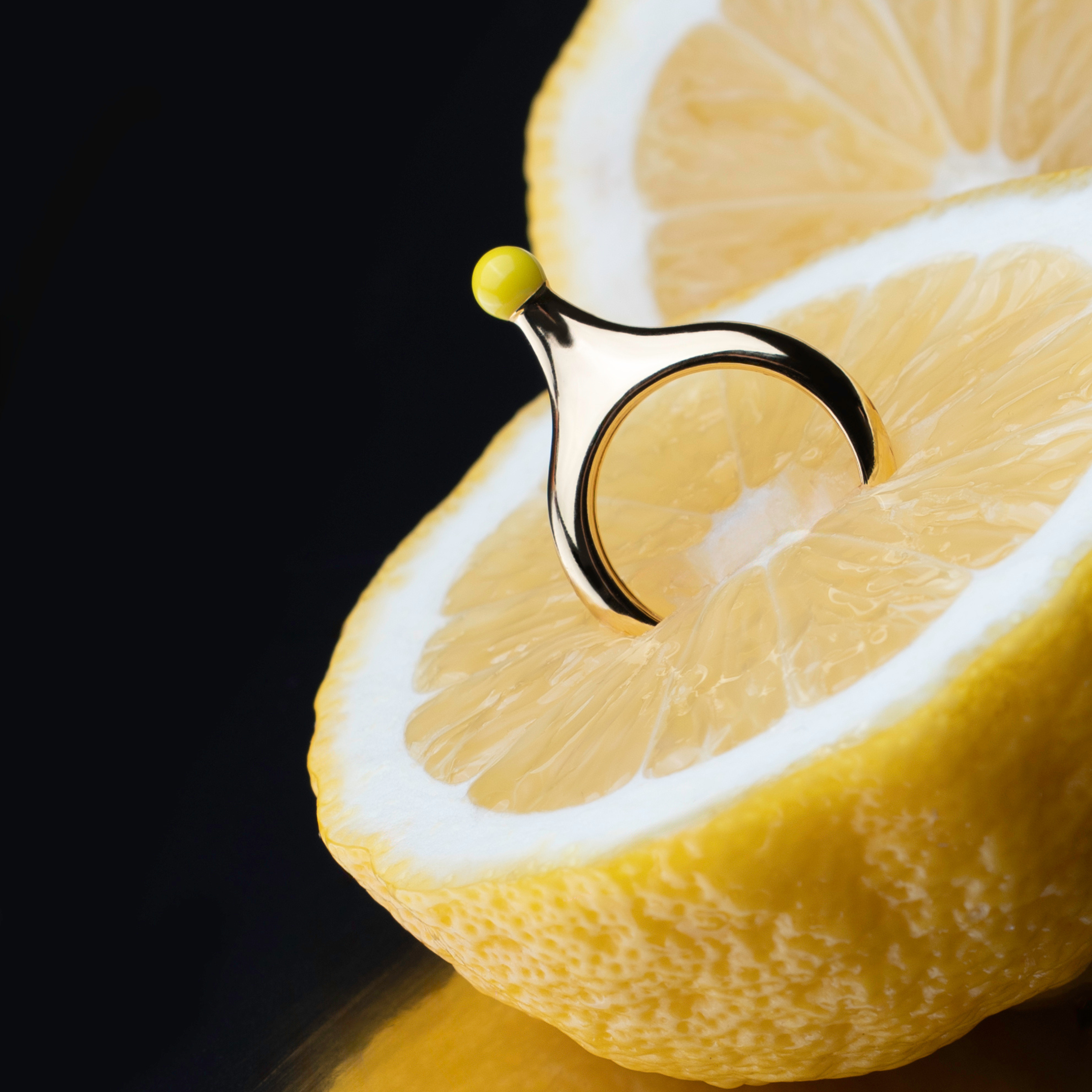 Anello sfera smaltata Gialla