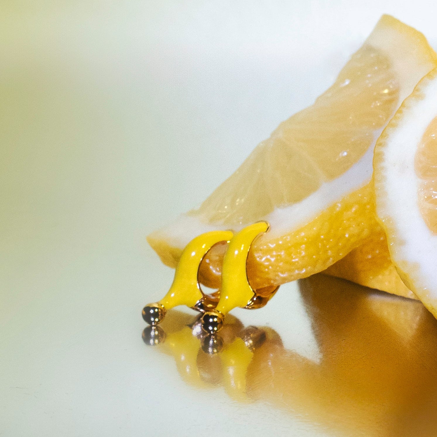 Orecchino gambo smaltato Giallo