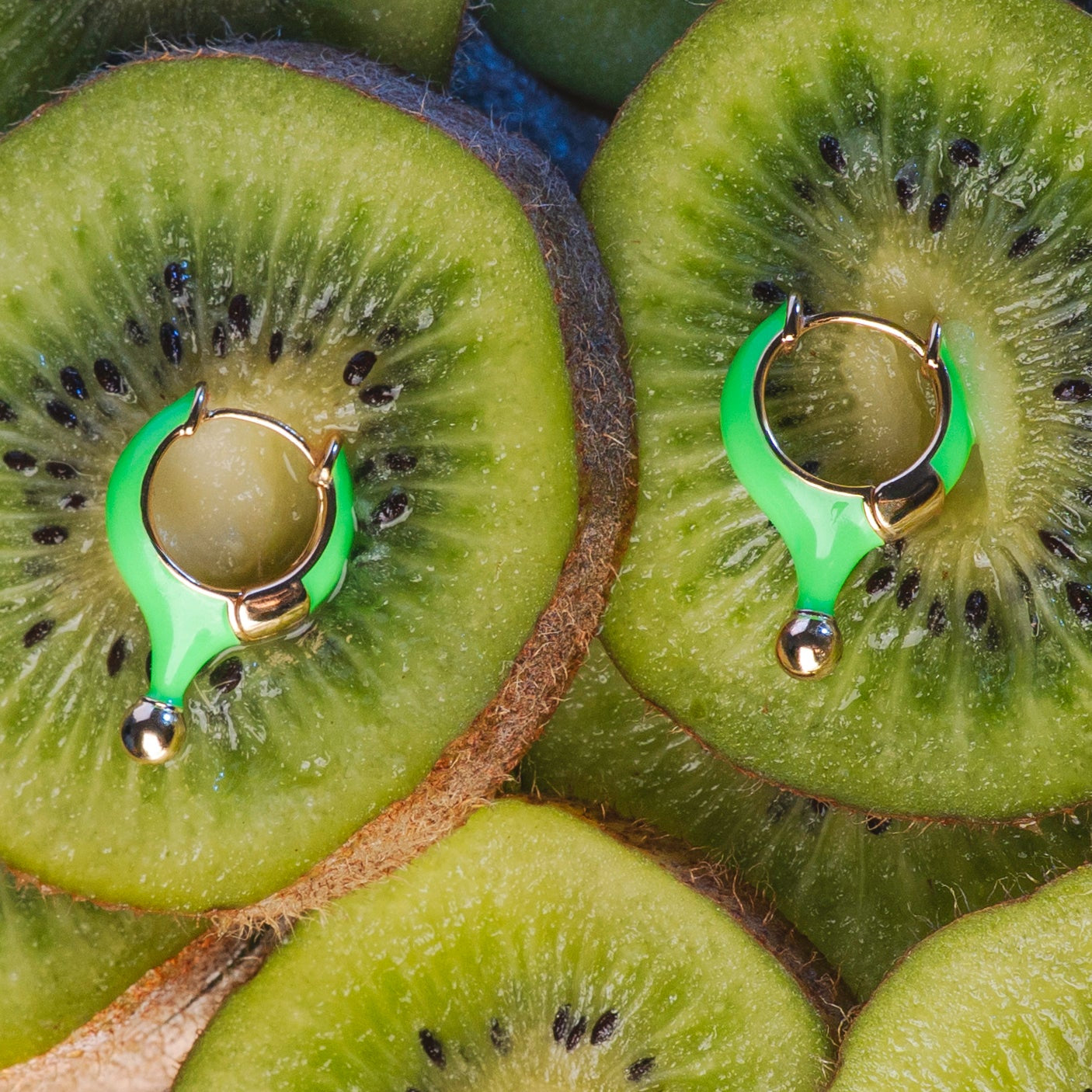Orecchino gambo smaltato Verde